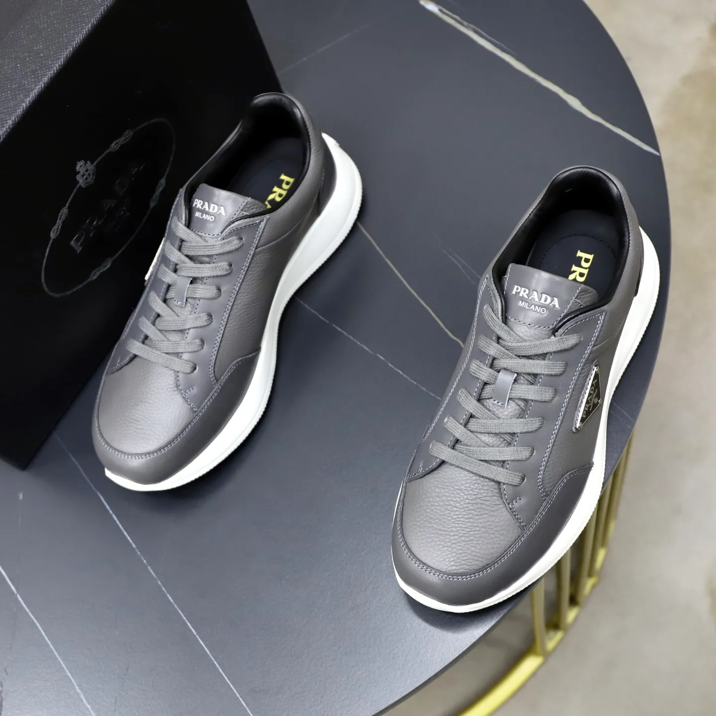 Factory price: 740💰Top original order Brand: PRADA (Prada) Standard code: Men's size 38/44 (45 can be customized) Grade: Same as the official website Material: Original cowhide stitching imported cowhide lining Original combination two-color wear-resistant soft outsole Style category: Leisure and sports version Young fashion European and American trend British style Color: Real picture color